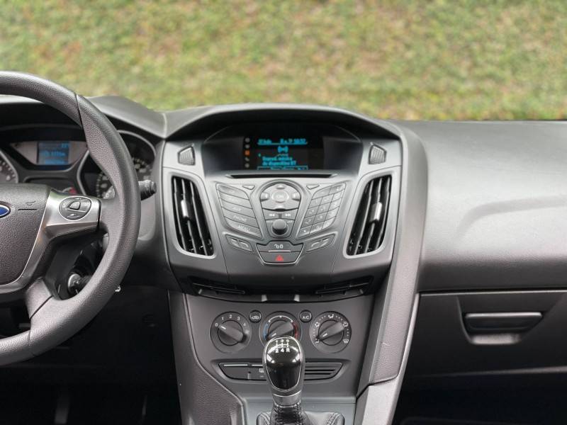 FORD - FOCUS - 2013/2014 - Prata - R$ 59.900,00