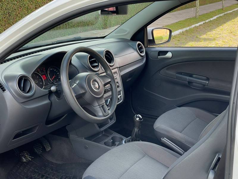 VOLKSWAGEN - SAVEIRO - 2013/2014 - Branca - R$ 46.900,00
