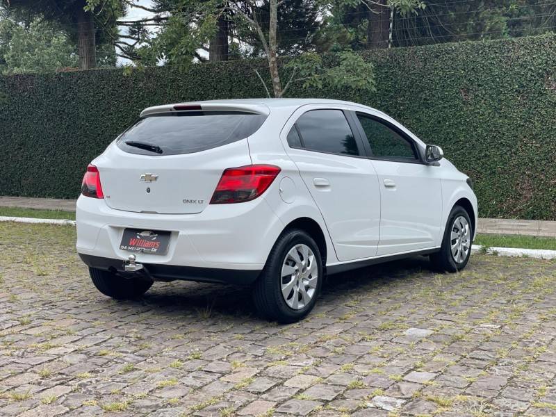 CHEVROLET - ONIX - 2013/2013 - Branca - R$ 41.900,00