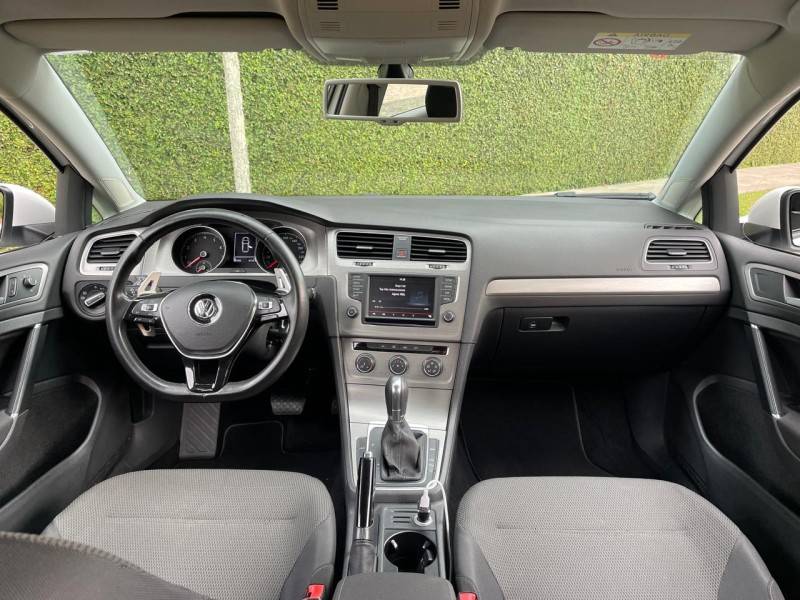 VOLKSWAGEN - GOLF - 2015/2016 - Branca - R$ 75.900,00