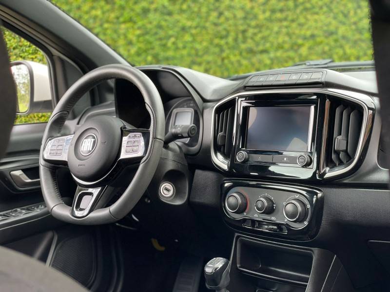 FIAT - STRADA - 2022/2023 - Branca - R$ 110.900,00