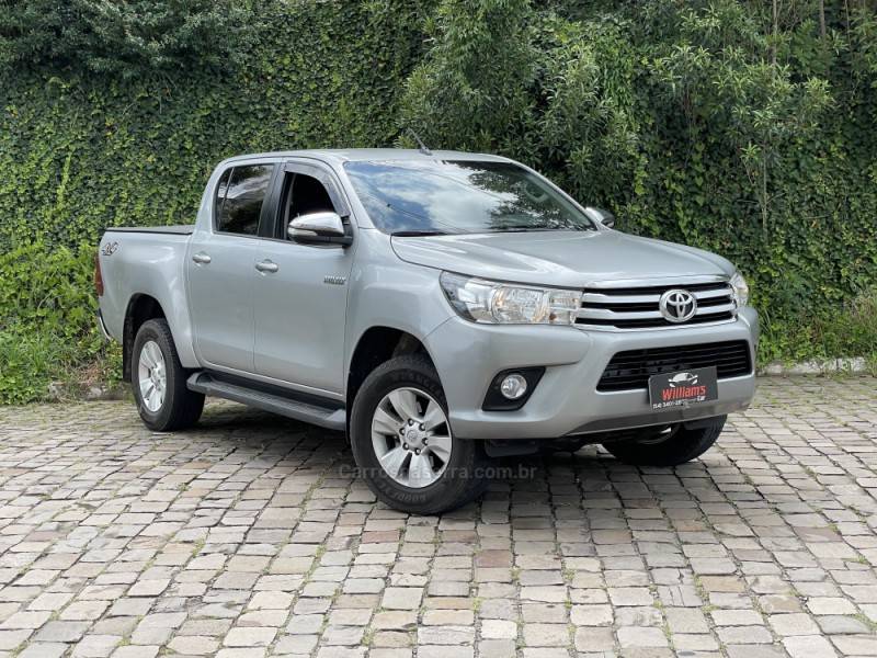 TOYOTA - HILUX - 2017/2017 - Prata - R$ 179.900,00