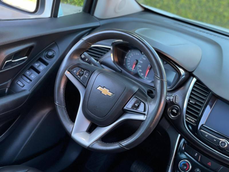 CHEVROLET - TRACKER - 2017/2018 - Branca - R$ 84.900,00