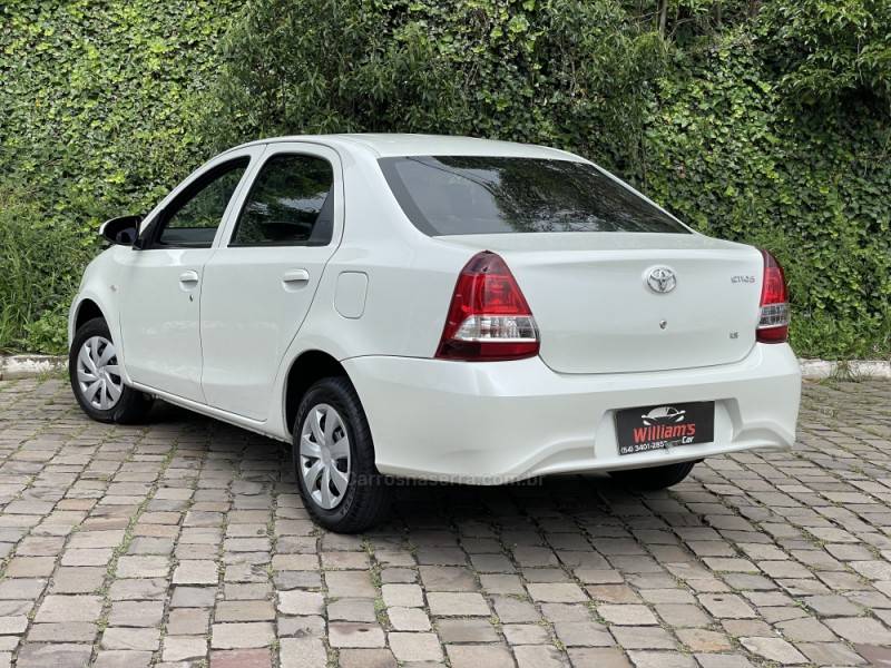 TOYOTA - ETIOS - 2021/2021 - Branca - R$ 63.900,00