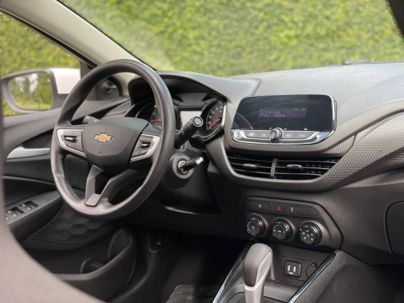 CHEVROLET - ONIX - 2021/2022 - Branca - R$ 68.900,00