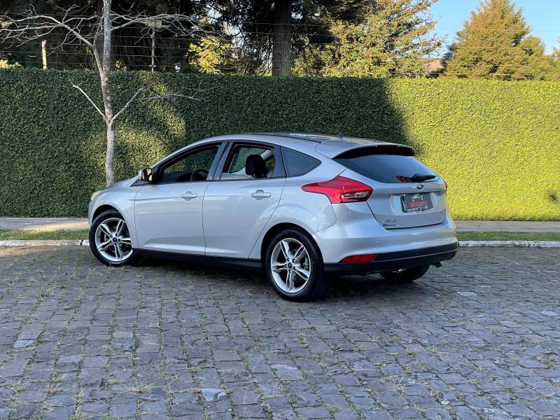 FORD - FOCUS - 2018/2019 - Prata - R$ 78.900,00