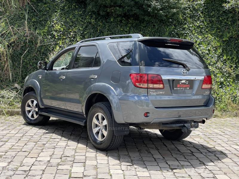 TOYOTA - HILUX SW4 - 2008/2008 - Cinza - R$ 103.900,00