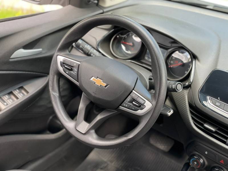 CHEVROLET - ONIX - 2021/2022 - Branca - R$ 68.900,00