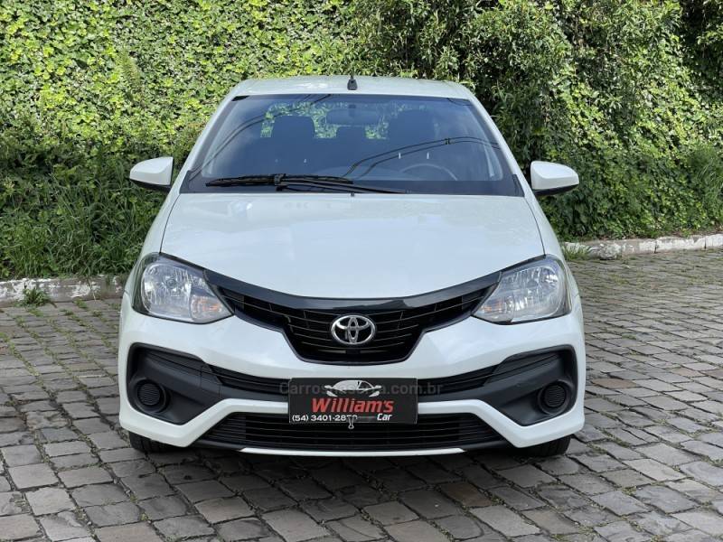 TOYOTA - ETIOS - 2021/2021 - Branca - R$ 63.900,00