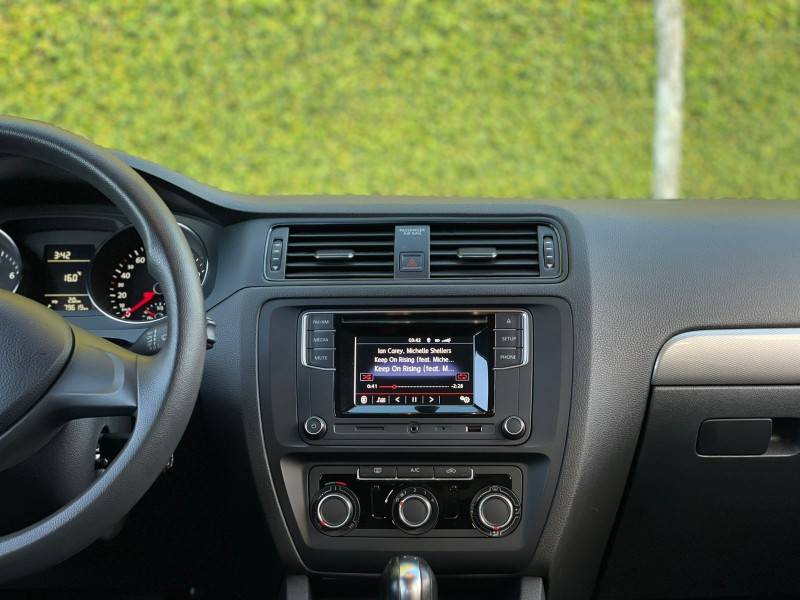 VOLKSWAGEN - JETTA - 2016/2017 - Cinza - R$ 83.900,00