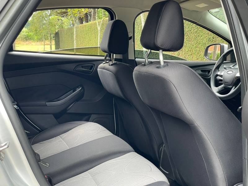 FORD - FOCUS - 2013/2014 - Prata - R$ 59.900,00