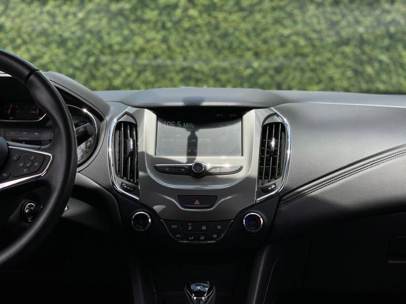 CHEVROLET - CRUZE - 2018/2019 - Branca - R$ 87.900,00