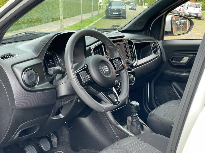 FIAT - STRADA - 2022/2023 - Branca - R$ 110.900,00