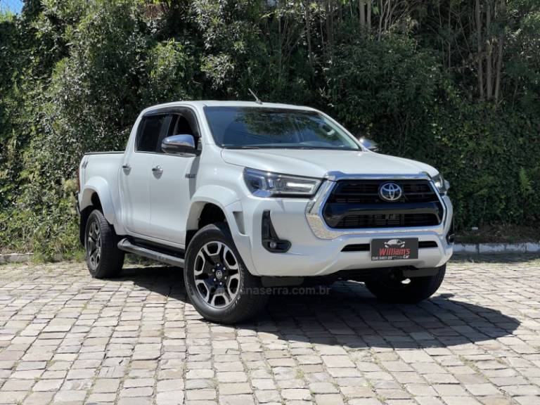 TOYOTA - HILUX - 2023/2024 - Branca - R$ 295.000,00