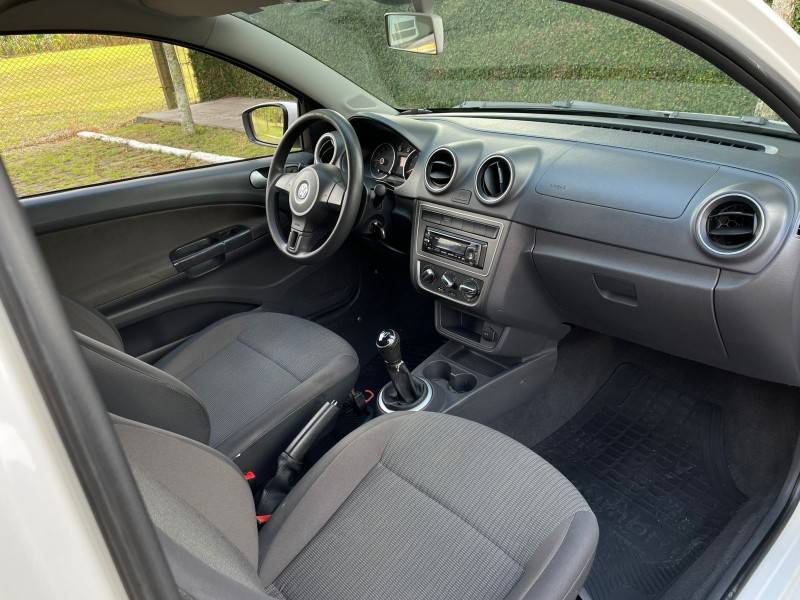 VOLKSWAGEN - SAVEIRO - 2013/2014 - Branca - R$ 46.900,00