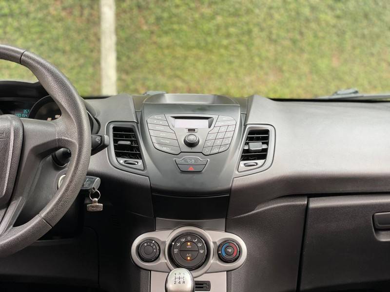 FORD - FIESTA - 2016/2017 - Vermelha - R$ 53.900,00