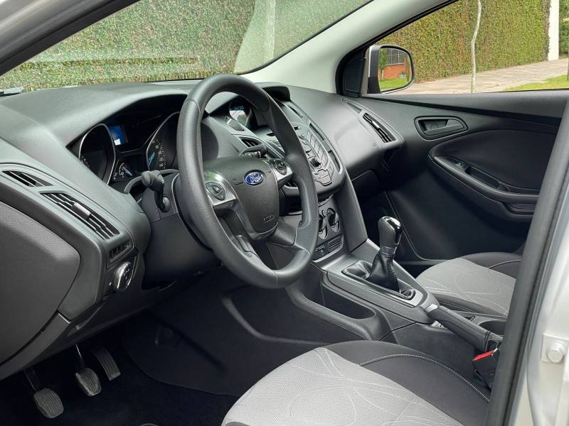 FORD - FOCUS - 2013/2014 - Prata - R$ 59.900,00