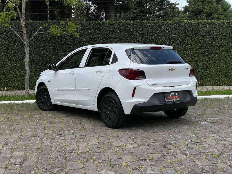 CHEVROLET - ONIX - 2021/2022 - Branca - R$ 68.900,00