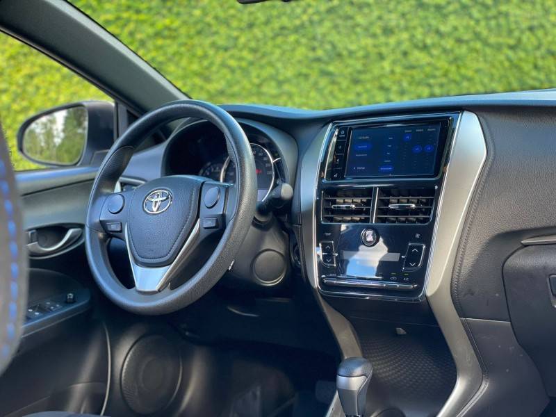 TOYOTA - YARIS - 2018/2019 - Branca - R$ 78.900,00