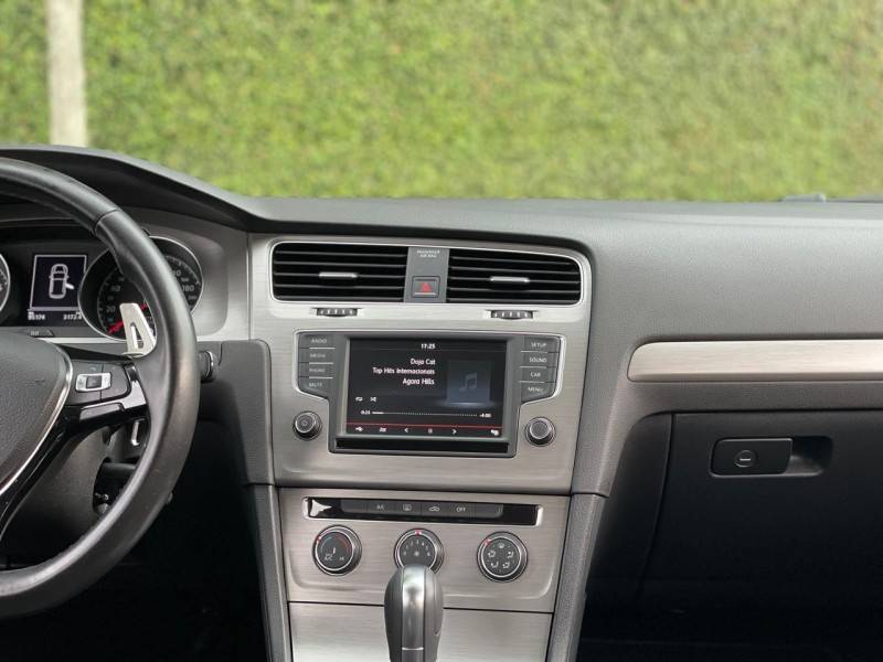 VOLKSWAGEN - GOLF - 2015/2016 - Branca - R$ 75.900,00