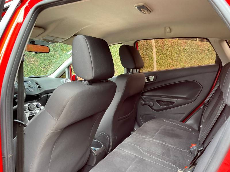 FORD - FIESTA - 2016/2017 - Vermelha - R$ 53.900,00