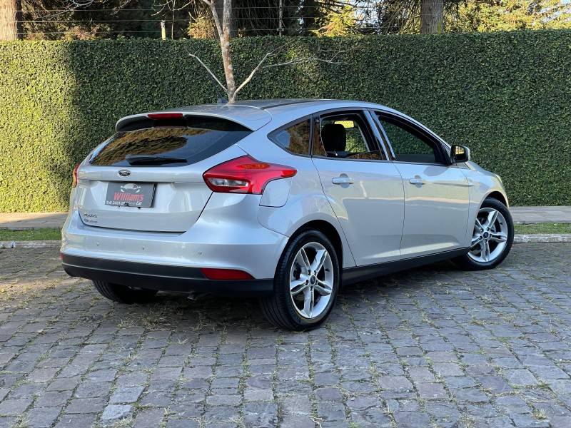 FORD - FOCUS - 2018/2019 - Prata - R$ 78.900,00