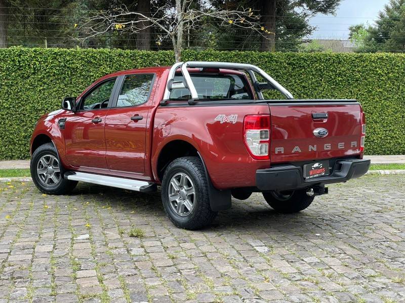FORD - RANGER - 2017/2018 - Vermelha - R$ 117.900,00