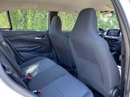 CHEVROLET - ONIX - 2022/2023 - Branca - R$ 76.900,00