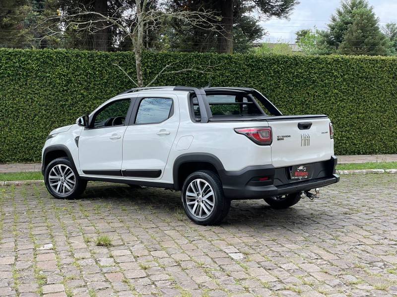 FIAT - STRADA - 2022/2023 - Branca - R$ 110.900,00