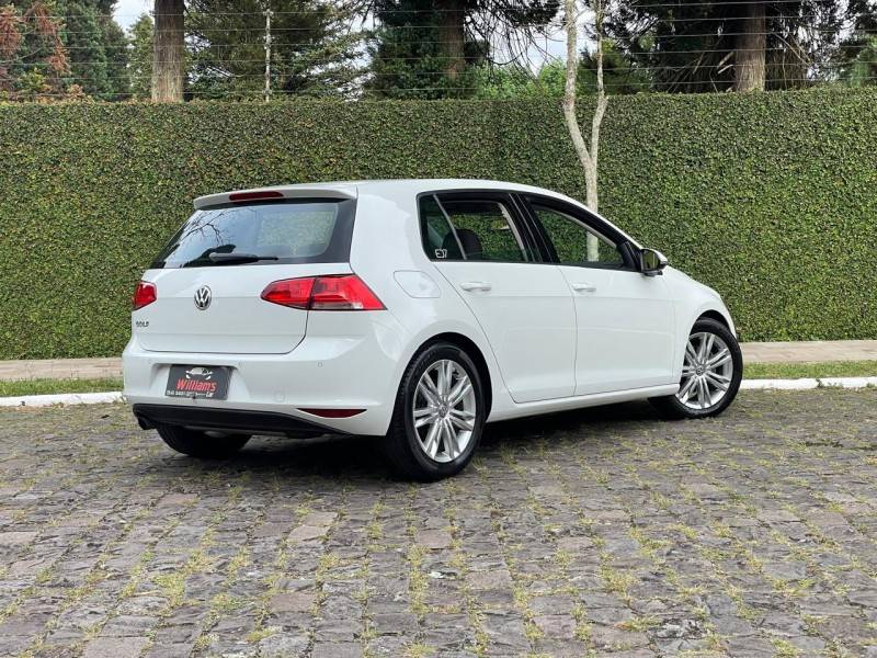 VOLKSWAGEN - GOLF - 2015/2016 - Branca - R$ 75.900,00