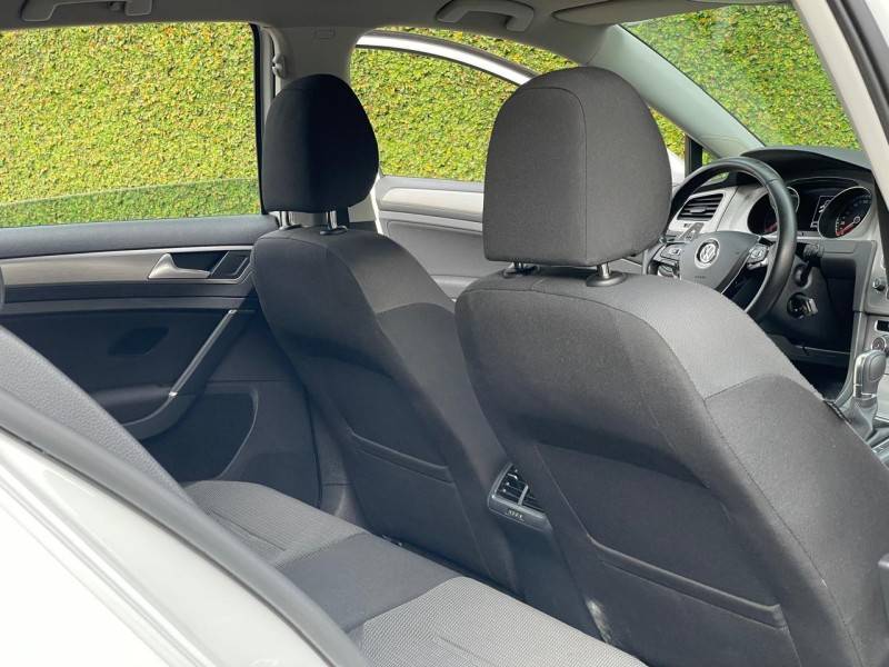 VOLKSWAGEN - GOLF - 2015/2016 - Branca - R$ 76.900,00