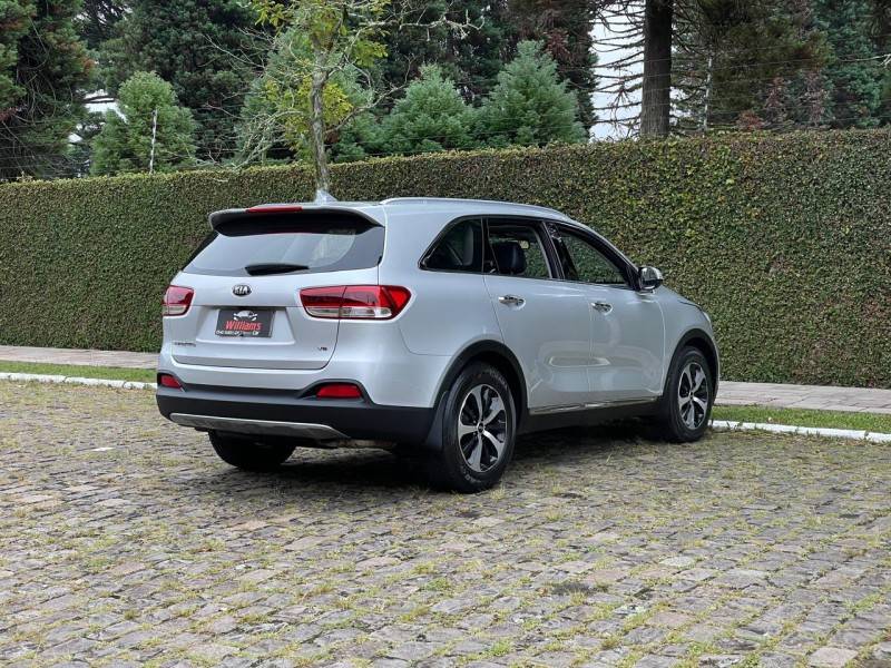 KIA MOTORS - SORENTO - 2015/2016 - Prata - R$ 102.900,00
