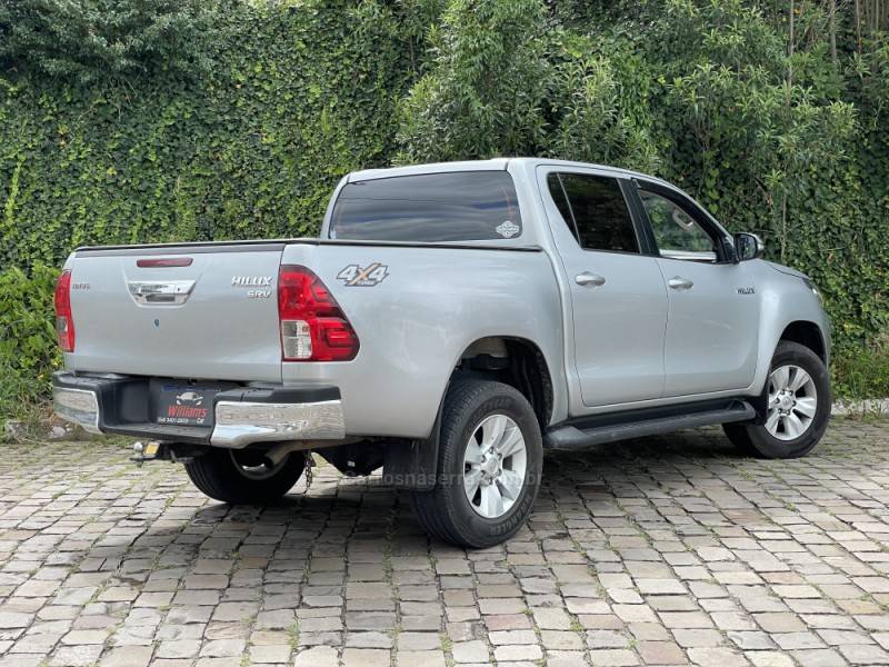 TOYOTA - HILUX - 2017/2017 - Prata - R$ 179.900,00