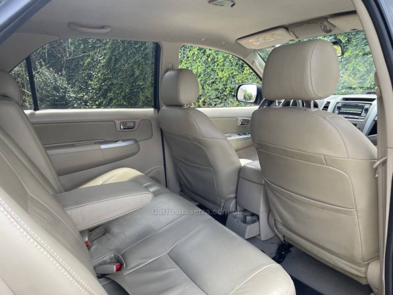 TOYOTA - HILUX SW4 - 2008/2008 - Cinza - R$ 103.900,00